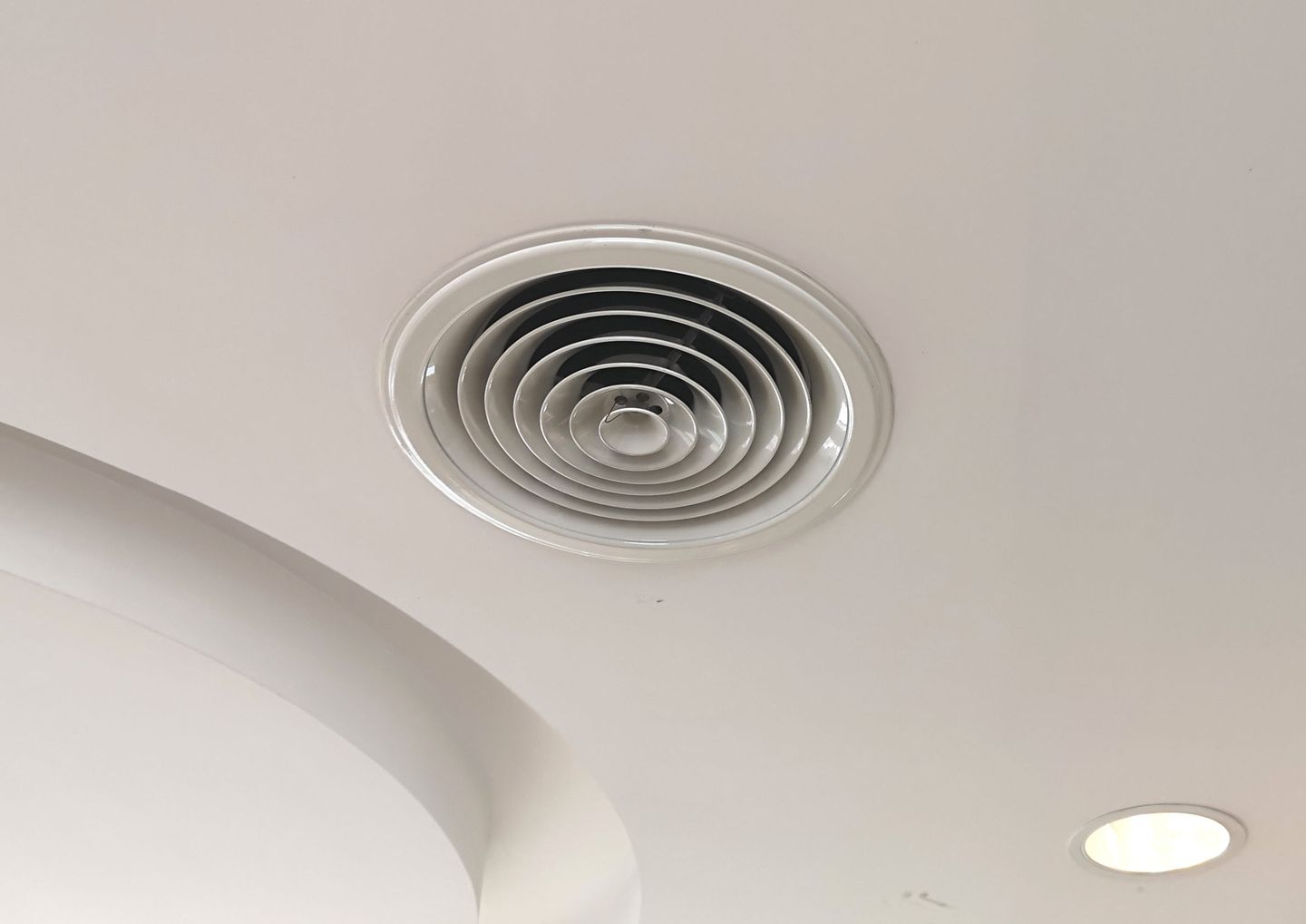 Deckenventilator mit einem runden Licht darüber, das eine angenehme Beleuchtung im Raum bietet.