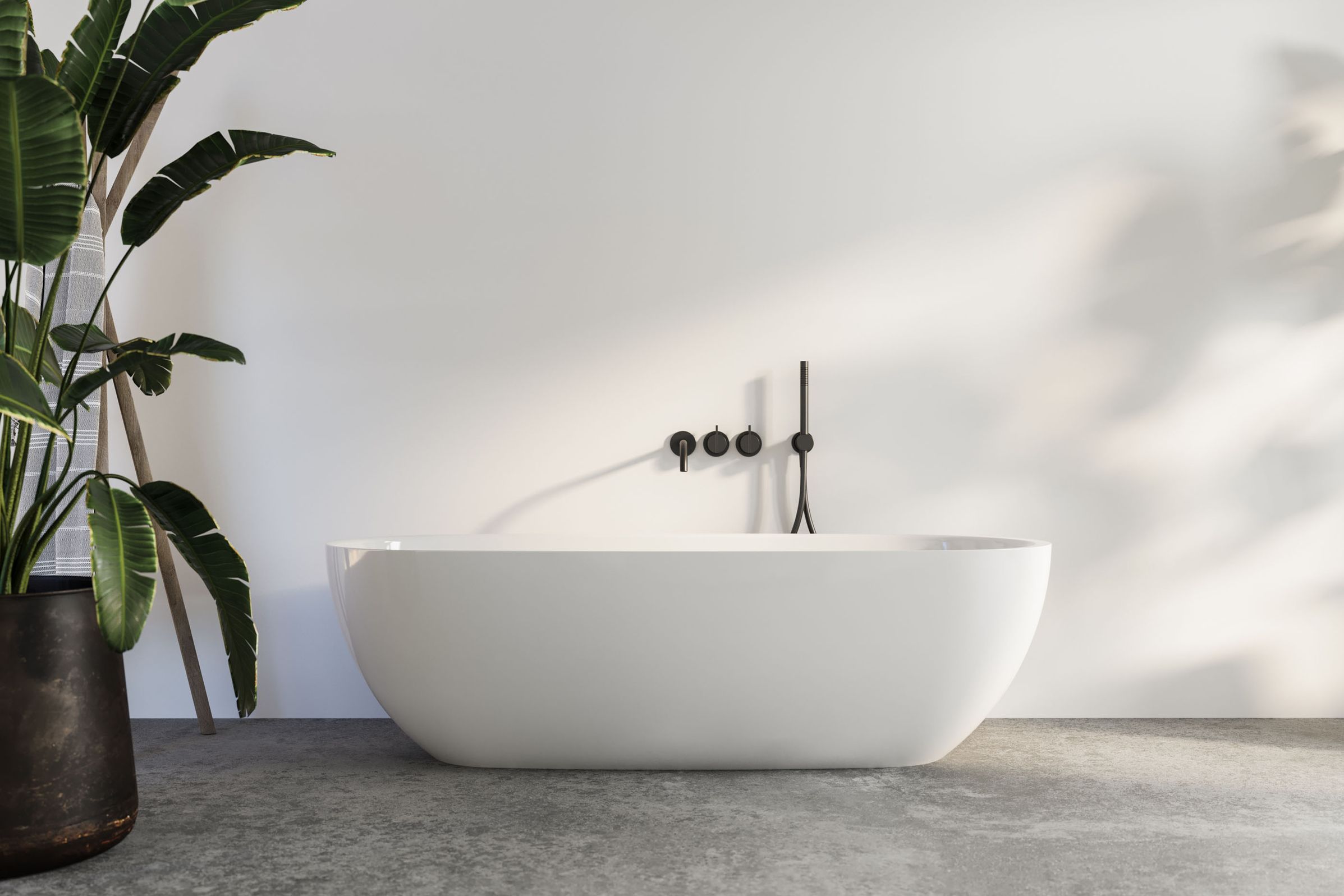 Modernes Badezimmer mit weißen Wänden und einer großen Badewanne im Mittelpunkt der Szene.